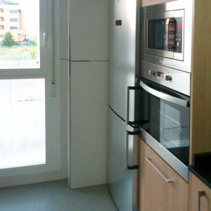 frigorifico-integrado-cocina-blanca-madera
